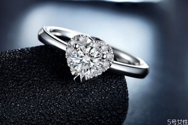 求婚戒指買多少價位的比較好 求婚戒指推薦 求婚戒指買多少價位的比較好 求婚戒指推薦