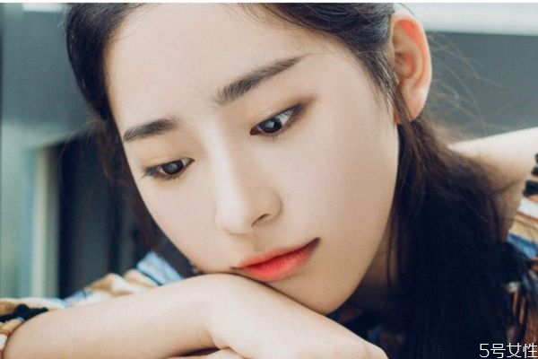 為什么瘦人會(huì)有雙下巴嗎 雙下巴造成的原因有什么呢 為什么瘦人會(huì)有雙下巴嗎 雙下巴造成的原因有什么呢