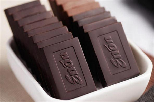 黑巧克力可以空腹吃嗎 黑巧克力可以緩解低血糖嗎 黑巧克力可以空腹吃嗎 黑巧克力可以緩解低血糖嗎
