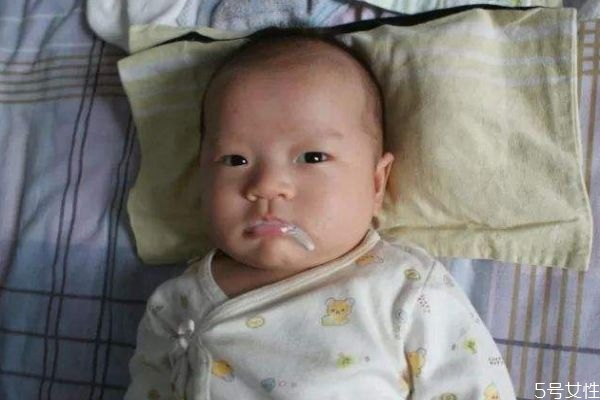 嬰兒吐奶是什么原因呢 嬰兒為什么吐奶呢 嬰兒吐奶是什么原因呢 嬰兒為什么吐奶呢