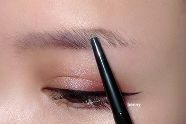 眉毛又濃又黑怎么畫(huà) 眉毛顏色深選什么顏色眉筆 眉毛又濃又黑怎么畫(huà) 眉毛顏色深選什么顏色眉筆