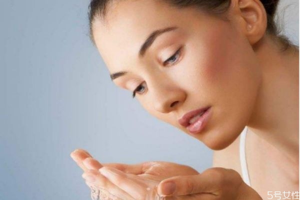 夏天皮膚油是怎么回事 油性皮膚改善方法 夏天皮膚油是怎么回事 油性皮膚改善方法