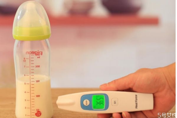 沖奶粉需要多熱的水呢 沖奶粉的注意有什么呢 沖奶粉需要多熱的水呢 沖奶粉的注意有什么呢