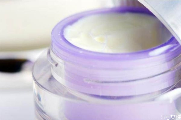 秋天要用面霜嗎 秋天適合擦乳還是霜 秋天要用面霜嗎 秋天適合擦乳還是霜