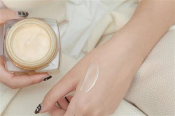 香奈兒金磚面霜怎么樣 香奈兒金磚面霜會(huì)長痘嗎 香奈兒金磚面霜怎么樣 香奈兒金磚面霜會(huì)長痘嗎