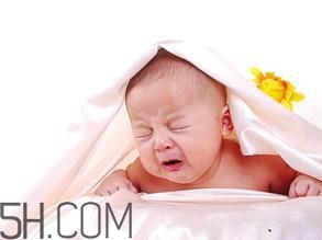 新生兒吐奶情況什么時候會沒有？寶寶吐奶了怎么辦？