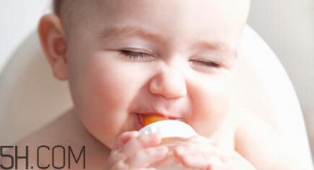 新生兒吐奶情況什么時候會沒有？寶寶吐奶了怎么辦？