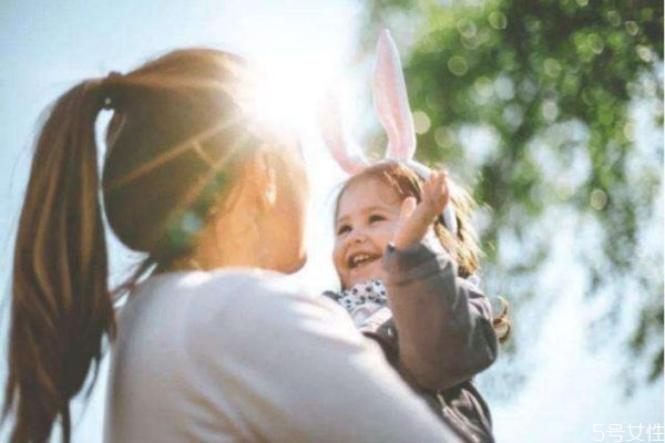 寶寶曬太陽(yáng)補(bǔ)鈣怎么曬 寶寶曬多久太陽(yáng)才補(bǔ)鈣 寶寶曬太陽(yáng)補(bǔ)鈣怎么曬 寶寶曬多久太陽(yáng)才補(bǔ)鈣