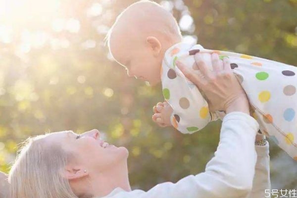 寶寶曬太陽(yáng)補(bǔ)鈣怎么曬 寶寶曬多久太陽(yáng)才補(bǔ)鈣 寶寶曬太陽(yáng)補(bǔ)鈣怎么曬 寶寶曬多久太陽(yáng)才補(bǔ)鈣