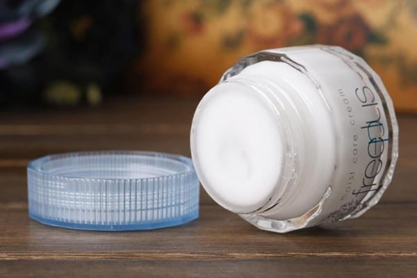 芙麗芳絲面霜和珂潤面霜哪個好用 芙麗芳絲面霜是晚霜嗎 芙麗芳絲面霜和珂潤面霜哪個好用 芙麗芳絲面霜是晚霜嗎