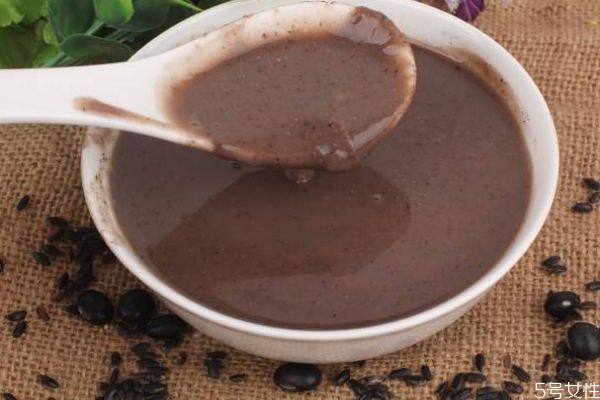 如何自制黑豆?jié){呢 黑豆?jié){應該怎么打呢 如何自制黑豆?jié){呢 黑豆?jié){應該怎么打呢