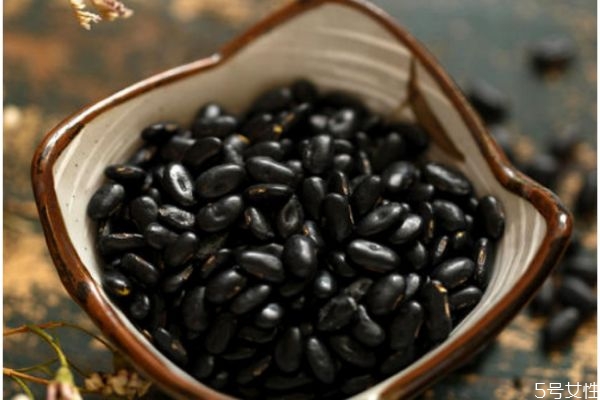 什么時候喝黑豆?jié){最好呢 黑豆?jié){的主要作用有什么呢 什么時候喝黑豆?jié){最好呢 黑豆?jié){的主要作用有什么呢