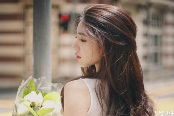 和女生看電影時(shí)應(yīng)該找什么話題 和女生看電影要注意什么 和女生看電影時(shí)應(yīng)該找什么話題 和女生看電影要注意什么