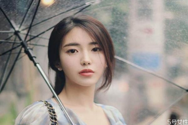 和女生看電影時(shí)應(yīng)該找什么話題 和女生看電影要注意什么 和女生看電影時(shí)應(yīng)該找什么話題 和女生看電影要注意什么