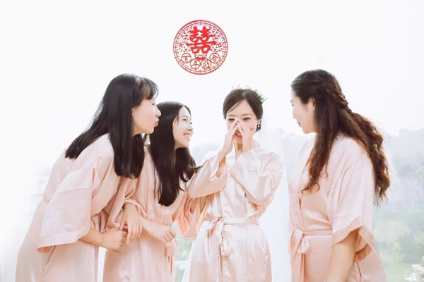 晨袍什么顏色好看 晨袍什么時(shí)候穿好 晨袍什么顏色好看 晨袍什么時(shí)候穿好