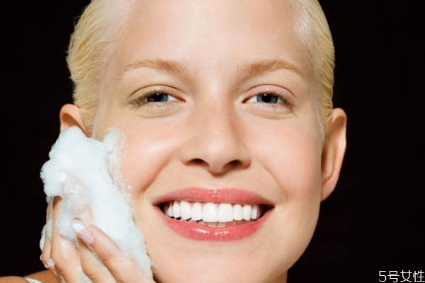 油性皮膚應(yīng)該怎么護(hù)理呢 油性皮膚護(hù)理方法有什么呢 油性皮膚應(yīng)該怎么護(hù)理呢 油性皮膚護(hù)理方法有什么呢