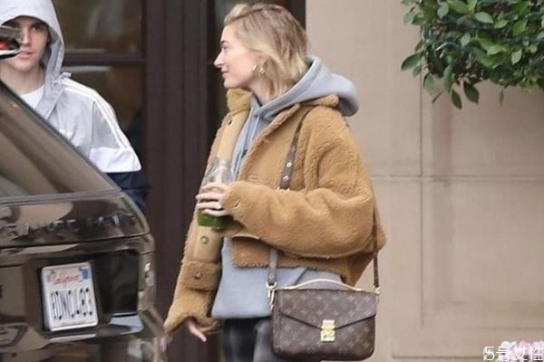 羊羔毛外套怎么挑選 羊羔毛買什么顏色比較好 羊羔毛外套怎么挑選 羊羔毛買什么顏色比較好