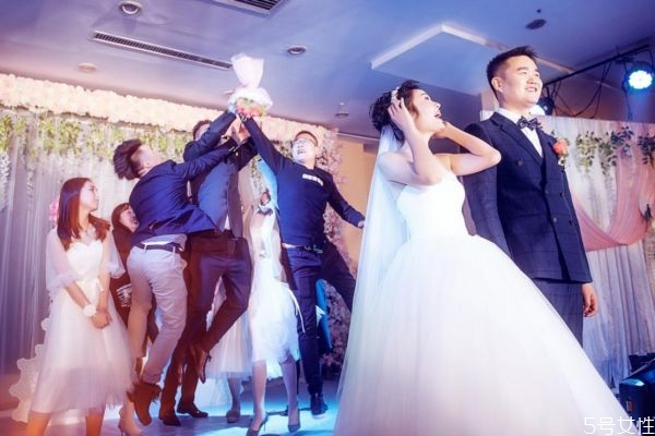 結(jié)婚紀念日是領(lǐng)證那天還是婚禮那天 結(jié)婚紀念日怎么過 結(jié)婚紀念日是領(lǐng)證那天還是婚禮那天 結(jié)婚紀念日怎么過