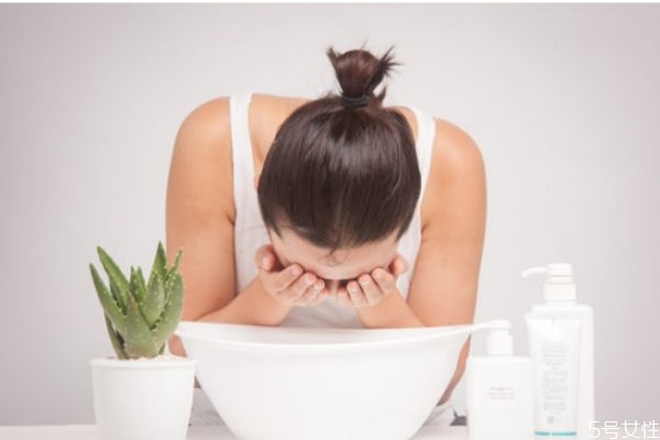 熱水洗臉毛孔會(huì)變大嗎 熱水洗臉和冷水洗臉的區(qū)別 熱水洗臉毛孔會(huì)變大嗎 熱水洗臉和冷水洗臉的區(qū)別