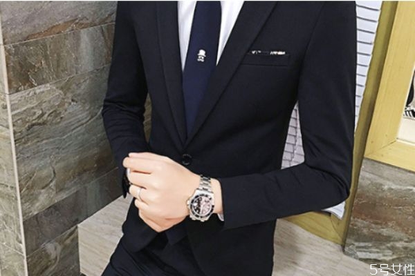 小西裝可以洗衣機(jī)洗嗎 西裝怎么清洗 小西裝可以洗衣機(jī)洗嗎 西裝怎么清洗