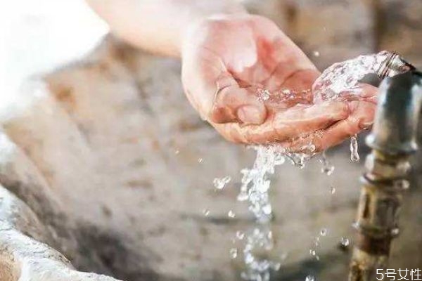 冷水洗臉會(huì)不會(huì)長痘痘 這個(gè)鍋冷水不背 冷水洗臉會(huì)不會(huì)長痘痘 這個(gè)鍋冷水不背