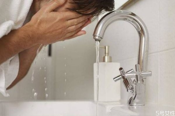 敷面膜后用冷水洗臉還是熱水洗臉 敷完面膜后要不要洗臉 敷面膜后用冷水洗臉還是熱水洗臉 敷完面膜后要不要洗臉