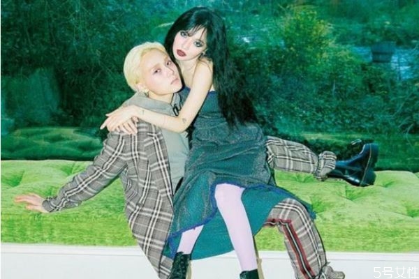 女人撒嬌說明什么意思 女人撒嬌的表現(xiàn)有哪些 女人撒嬌說明什么意思 女人撒嬌的表現(xiàn)有哪些