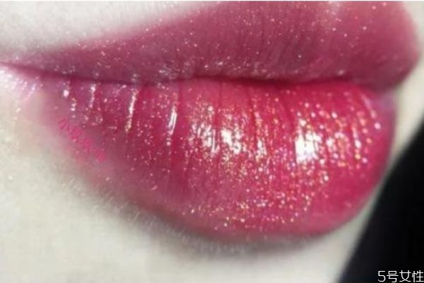 阿瑪尼唇釉502黑管是什么顏色 阿瑪尼黑管502試色 阿瑪尼唇釉502黑管是什么顏色 阿瑪尼黑管502試色