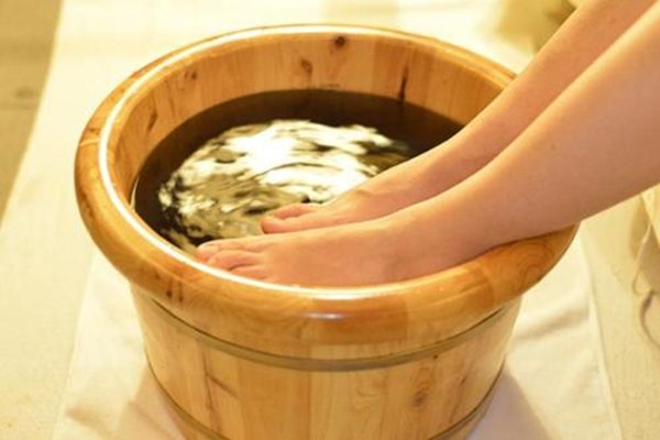 泡腳對宮寒有用嗎 泡腳可以調(diào)理宮寒嗎 泡腳對宮寒有用嗎 泡腳可以調(diào)理宮寒嗎