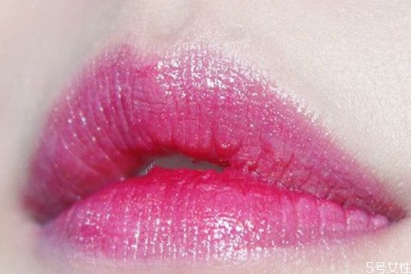 阿瑪尼唇釉502黑管是什么顏色 阿瑪尼黑管502試色 阿瑪尼唇釉502黑管是什么顏色 阿瑪尼黑管502試色