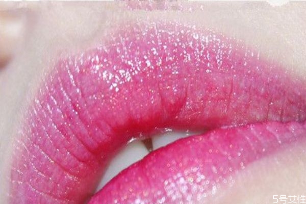 阿瑪尼唇釉502黑管是什么顏色 阿瑪尼黑管502試色 阿瑪尼唇釉502黑管是什么顏色 阿瑪尼黑管502試色