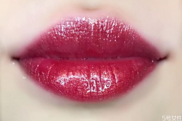 阿瑪尼唇釉502黑管是什么顏色 阿瑪尼黑管502試色 阿瑪尼唇釉502黑管是什么顏色 阿瑪尼黑管502試色