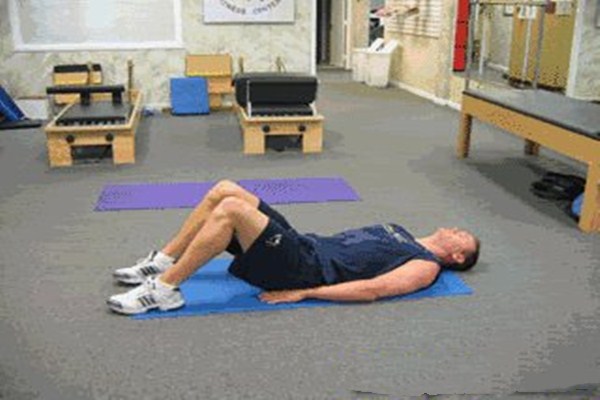 男生練臀橋有什么好處 男生練臀橋的正確方法 男生練臀橋有什么好處 男生練臀橋的正確方法