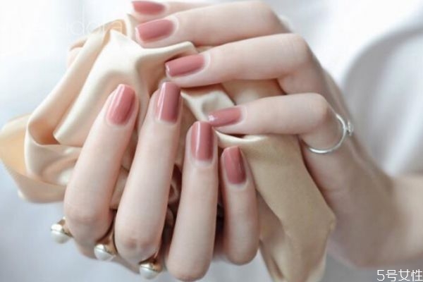 裸色指甲油顯手白嗎 裸色和裸粉色指甲油哪個(gè)顯手白 裸色指甲油顯手白嗎 裸色和裸粉色指甲油哪個(gè)顯手白