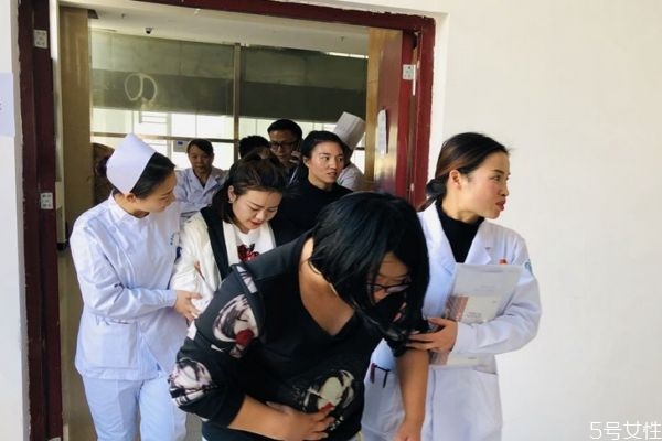 食物中毒的癥狀有什么呢 為什么會(huì)食物中毒呢 食物中毒的癥狀有什么呢 為什么會(huì)食物中毒呢