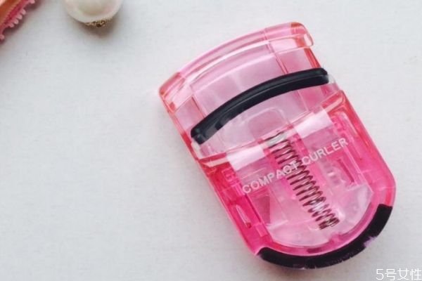 睫毛夾怎樣夾下睫毛 下眼睫毛怎么夾 睫毛夾怎樣夾下睫毛 下眼睫毛怎么夾