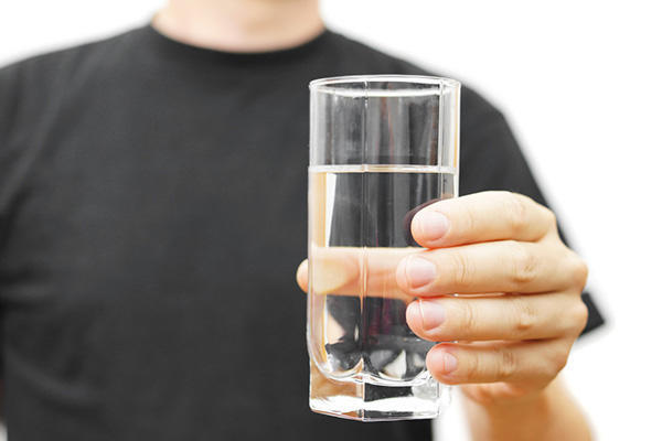 早上喝冰水對身體好嗎 早上喝水要注意什么 早上喝冰水對身體好嗎 早上喝水要注意什么