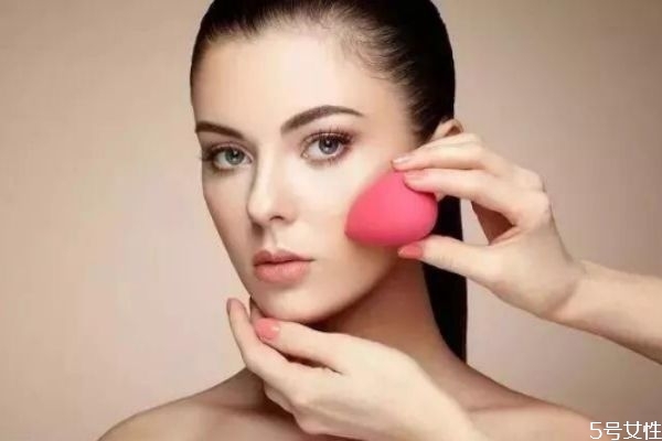 怎么化妝比較服帖 可以讓底妝不浮粉的小技巧 怎么化妝比較服帖 可以讓底妝不浮粉的小技巧