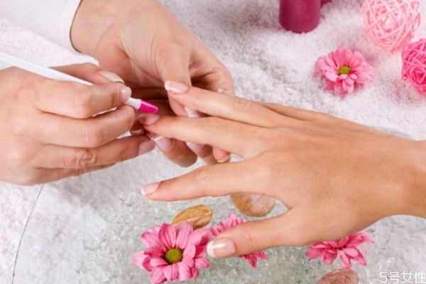 美甲多久做一次比較好 卸甲后怎樣保養(yǎng)指甲 美甲多久做一次比較好 卸甲后怎樣保養(yǎng)指甲