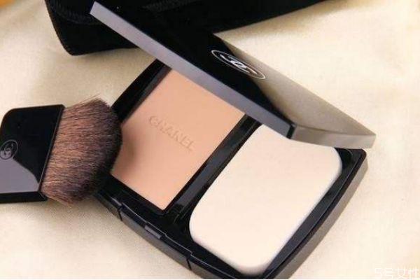 粉餅不服帖怎么辦 粉餅起粉浮粉是什么原因 粉餅不服帖怎么辦 粉餅起粉浮粉是什么原因