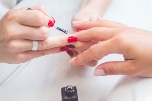 美甲多久做一次比較好 卸甲后怎樣保養(yǎng)指甲 美甲多久做一次比較好 卸甲后怎樣保養(yǎng)指甲