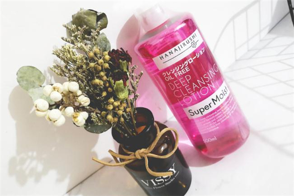 花印卸妝水粉瓶和藍瓶的區(qū)別 花印卸妝水能不用洗面奶嗎 花印卸妝水粉瓶和藍瓶的區(qū)別 花印卸妝水能不用洗面奶嗎