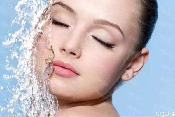 皮膚缺水的表現(xiàn)有什么呢 造成皮膚缺水的原因有什么呢 皮膚缺水的表現(xiàn)有什么呢 造成皮膚缺水的原因有什么呢