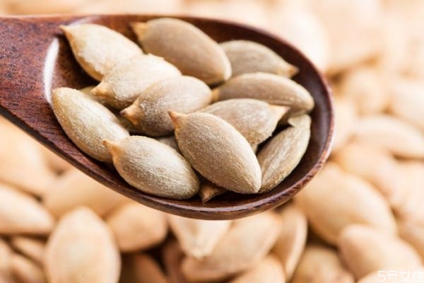 南瓜籽有什么營(yíng)養(yǎng)價(jià)值呢 吃南瓜籽有什么好處呢 南瓜籽有什么營(yíng)養(yǎng)價(jià)值呢 吃南瓜籽有什么好處呢