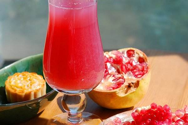 石榴榨汁字可以一起榨嗎 沒有榨汁機怎么榨石榴汁 石榴榨汁字可以一起榨嗎 沒有榨汁機怎么榨石榴汁