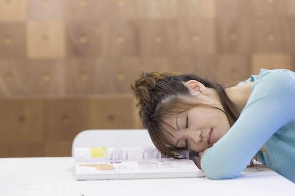 午后睡覺為什么會頭暈 午睡要注意什么 午后睡覺為什么會頭暈 午睡要注意什么