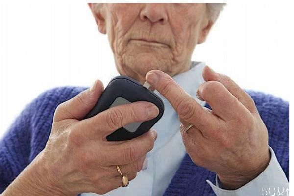 為什么會(huì)手麻呢 手麻的原因有什么呢 為什么會(huì)手麻呢 手麻的原因有什么呢