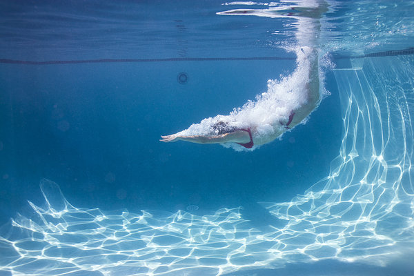 游泳時(shí)耳朵進(jìn)水出不來(lái)怎么辦 游泳時(shí)如何預(yù)防耳朵進(jìn)水 游泳時(shí)耳朵進(jìn)水出不來(lái)怎么辦 游泳時(shí)如何預(yù)防耳朵進(jìn)水
