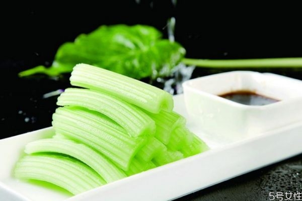 西芹怎么做好吃呢 吃西芹有什么注意的呢 西芹怎么做好吃呢 吃西芹有什么注意的呢