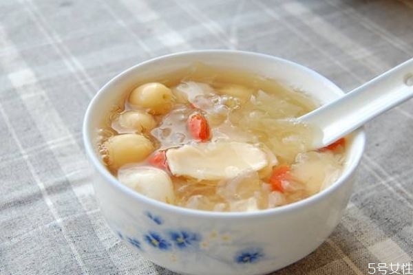 百合銀耳湯有什么營養(yǎng)價(jià)值呢 百合銀耳湯怎么做好吃呢 百合銀耳湯有什么營養(yǎng)價(jià)值呢 百合銀耳湯怎么做好吃呢